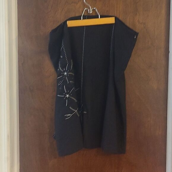 Sag Harbor 20W Black Skirt With Flower Appliques Embroidered in White - Picture 1 of 9